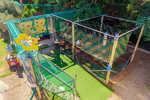 Groot hangend speelparcours met netten op camping CAPFUN La Rumba in Fréjus (83).