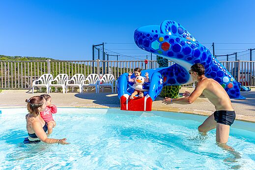Zwembad en waterglijbaan op camping CAPFUN La Rumba in Fréjus (83).
