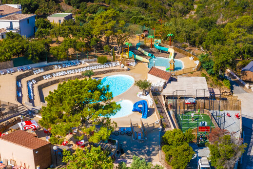 Waterpark, glijbanen, zwembaden en multisportterrein op camping CAPFUN La Rumba Fréjus.
