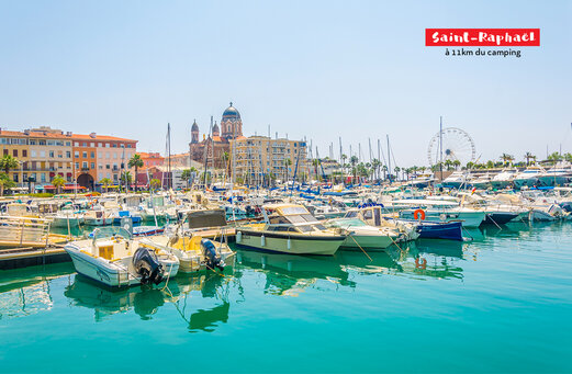 Jachthaven van Saint-Raphaël met boten en lokale architectuur, Côte d'Azur.