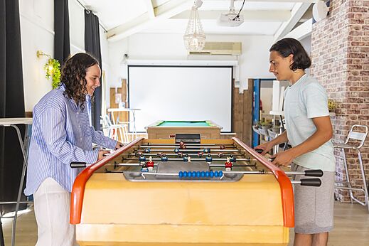 Twee jongeren spelen tafelvoetbal in de speelzaal op camping CAPFUN La Rumba in Fréjus (83).