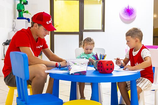 Creatieve activiteit voor kinderen met animator op camping CAPFUN La Rumba in Fréjus (83).