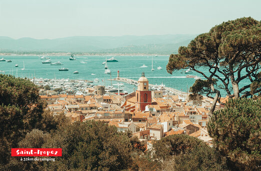 Saint-Tropez, levendige haven en iconische klokkentoren aan de Côte d'Azur.