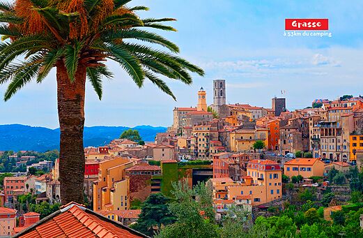 Historische stad Grasse, kleurrijke huizen en klokkentoren, Provence-Alpes-Côte d'Azur.
