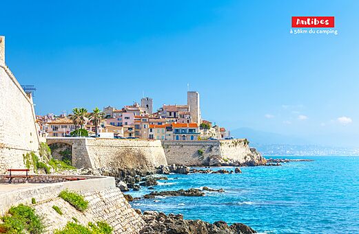 Oude stad Antibes, historische vestingmuren en Middellandse Zee aan de Côte d'Azur.