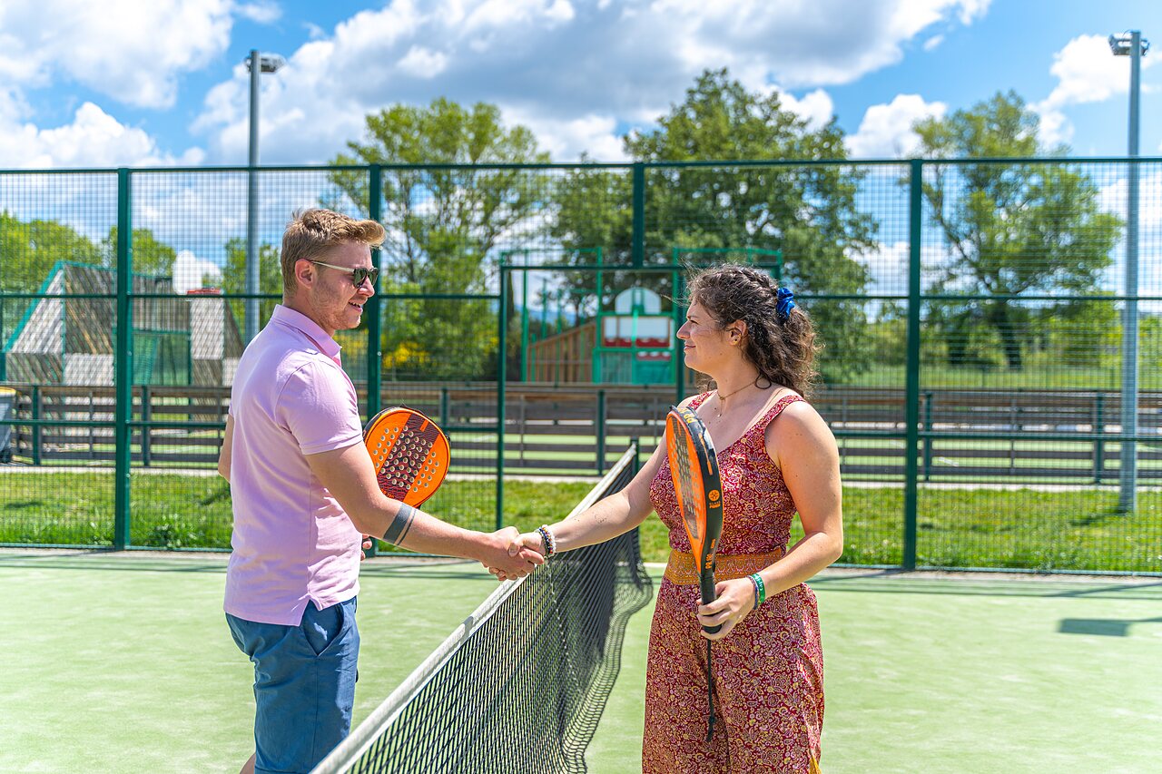 Padelbaan, spelers groeten elkaar op camping CAPFUN Sagittaire in VINSOBRES (26).