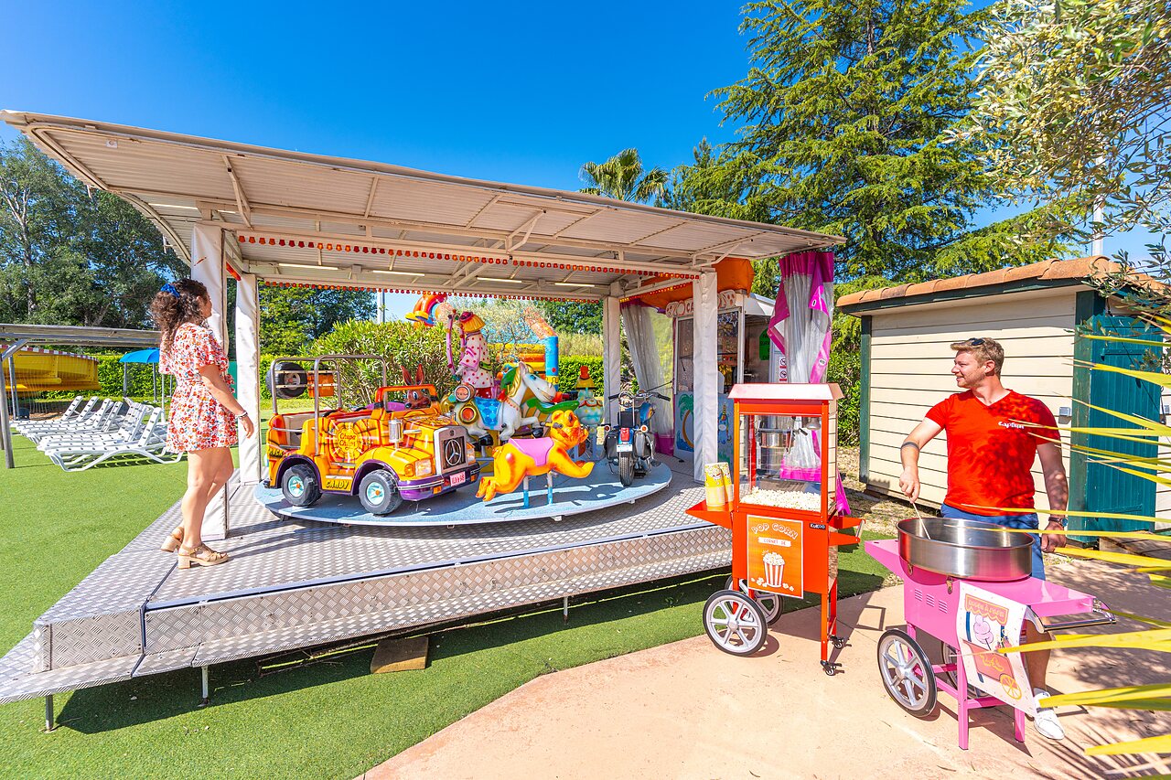 Man maakt suikerspin, carrousel, popcornmachine, camping CAPFUN Sagittaire VINSOBRES (26).