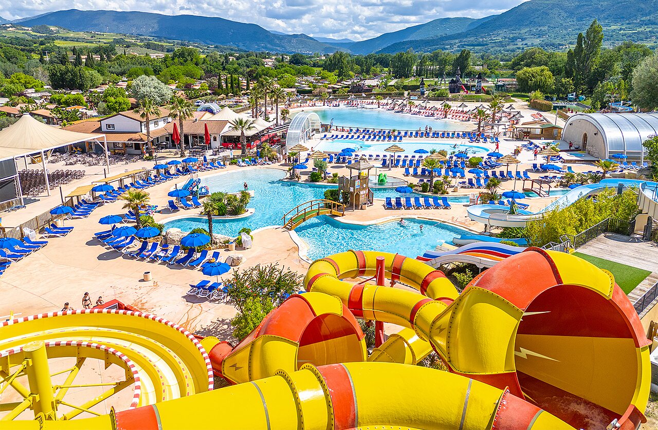 Groot waterpark, glijbanen, zwembaden op camping CAPFUN Sagittaire in VINSOBRES (26).