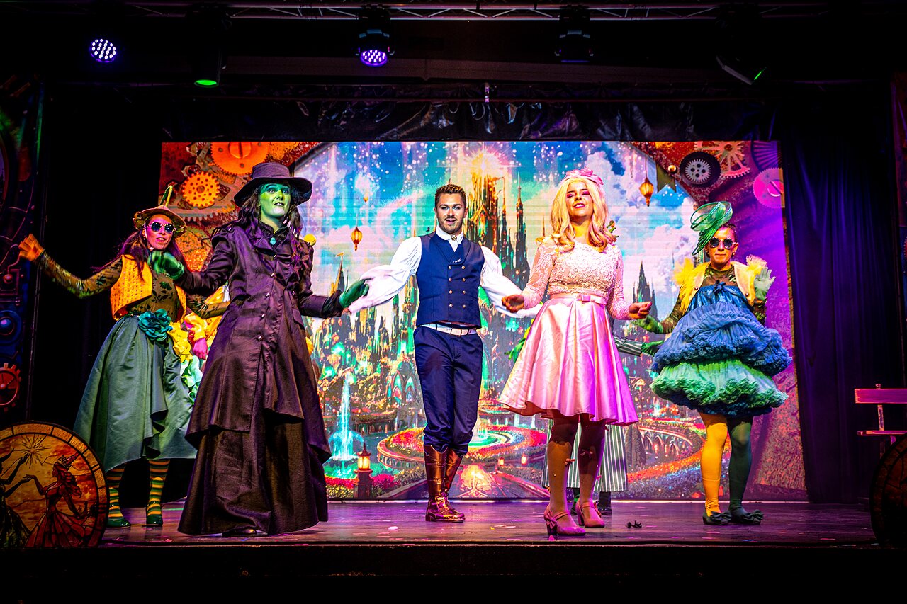 Verklede dansershow op podium, animatie op camping CAPFUN Sagittaire in VINSOBRES (26).