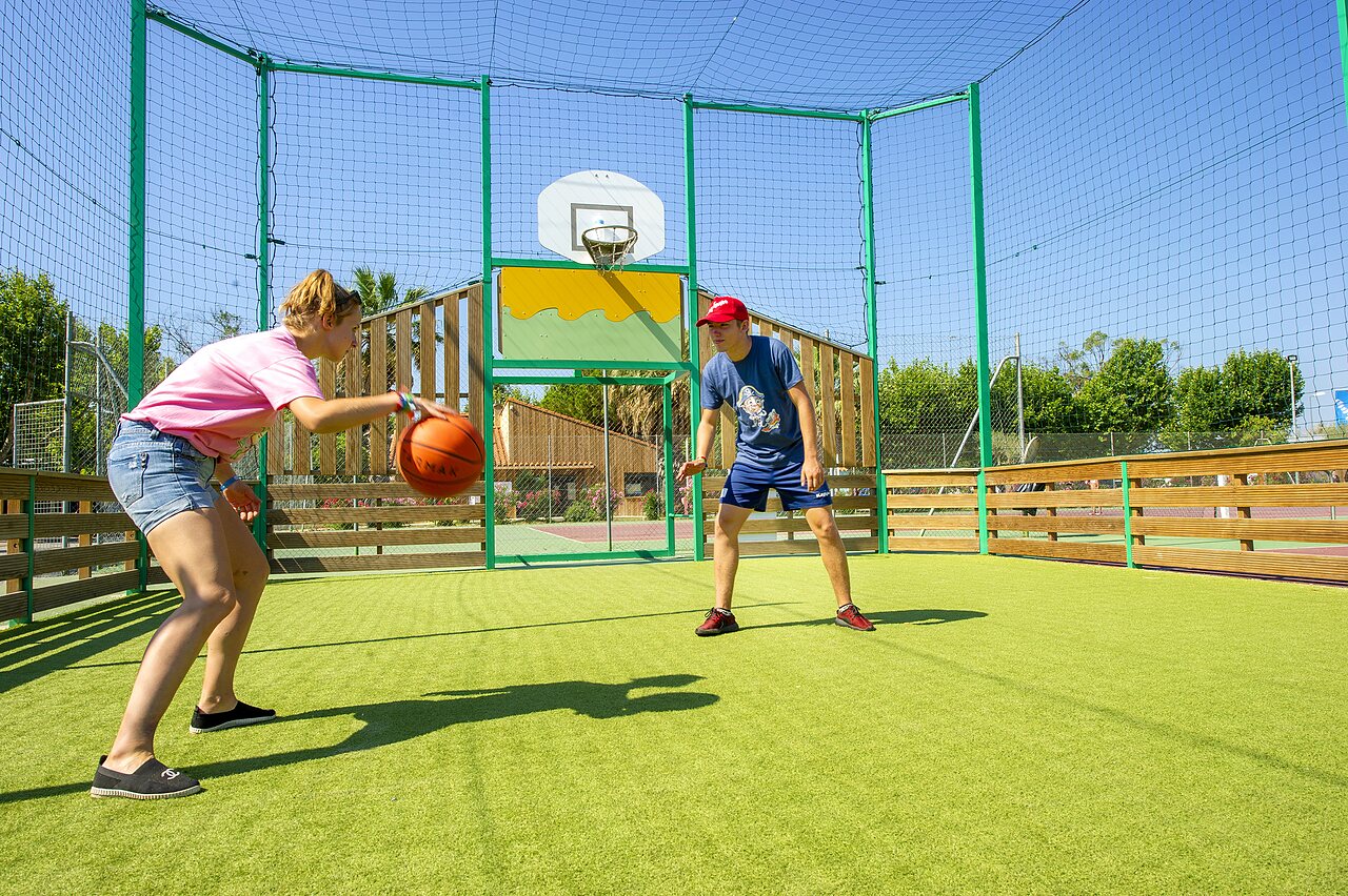 Multisportterrein met basketbal voor jongeren op camping CAPFUN Sagittaire in VINSOBRES (26).
