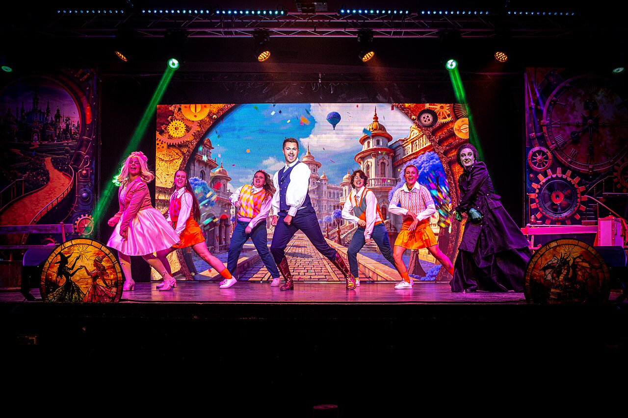 Dansshow met gekostumeerde artiesten op camping CAPFUN Sagittaire in VINSOBRES (26).