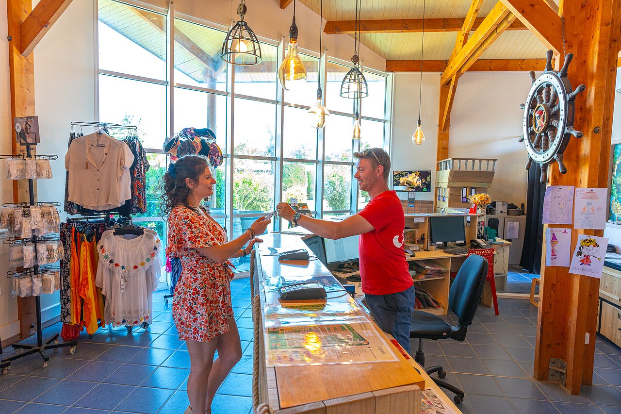 Warm welkom bij de receptie met boetiek van camping CAPFUN Sagittaire in VINSOBRES (26).