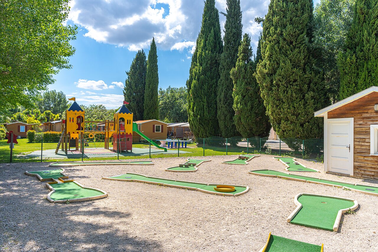 Minigolf en speeltuin voor kinderen, met stacaravans op camping CAPFUN Sagittaire in VINSOBRES (26).