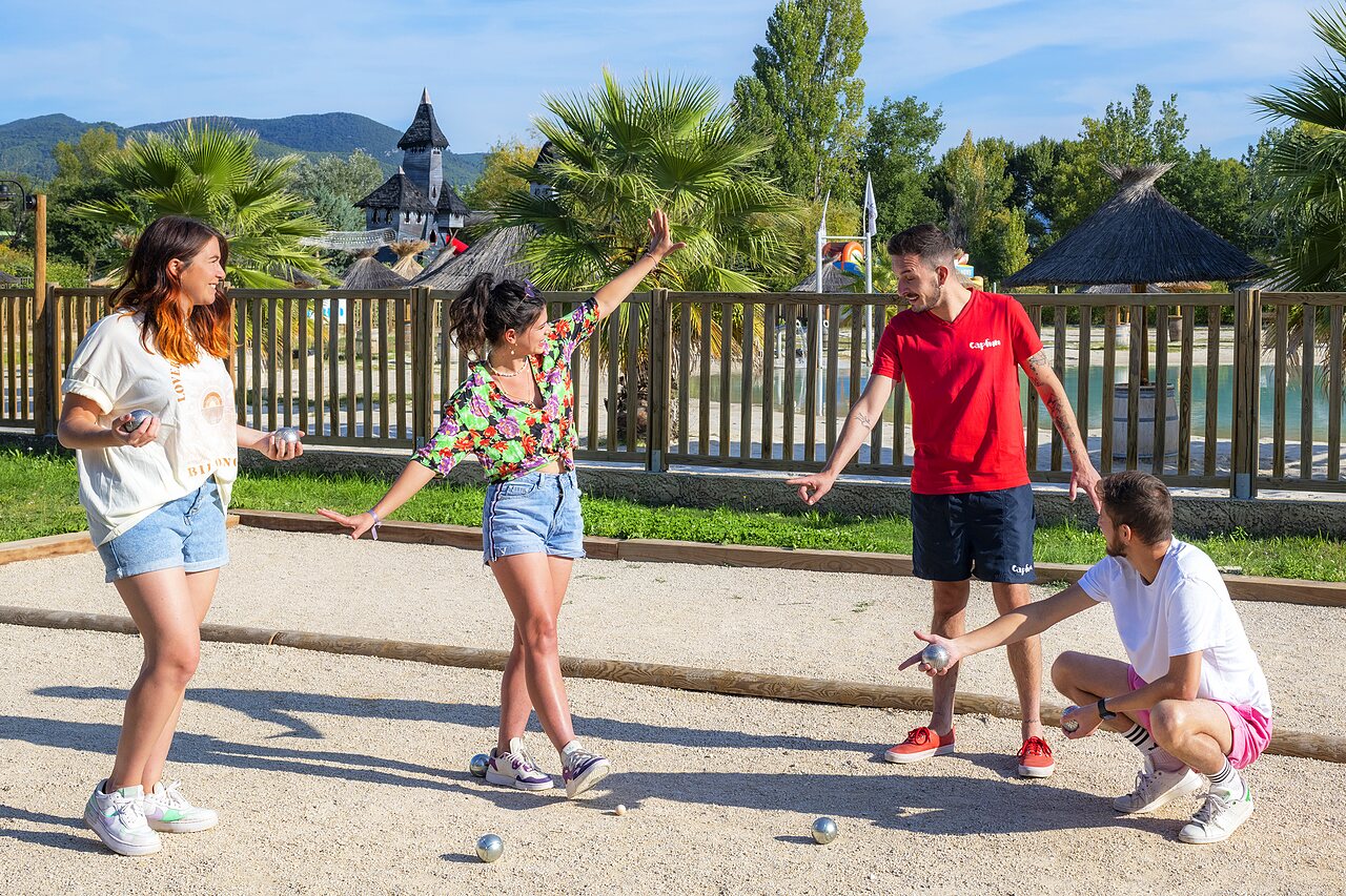 Levendig potje jeu de boules op het sportterrein van camping CAPFUN Sagittaire in VINSOBRES (26).