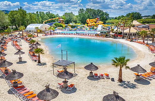 Lagunezwembad, zandstrand en stoelen op camping CAPFUN Sagittaire in VINSOBRES (26).