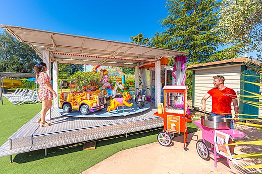 Kinderdraaimolen, popcorn- en suikerspinmachine op camping CAPFUN Sagittaire in VINSOBRES (26).