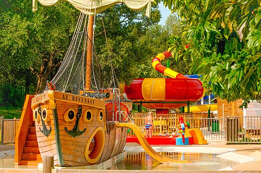 Piratenboot en waterglijbanen op camping CAPFUN Sagittaire in VINSOBRES (26).