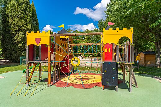 Kleurrijke kasteel speeltuin met glijbanen op camping CAPFUN Sagittaire in VINSOBRES.
