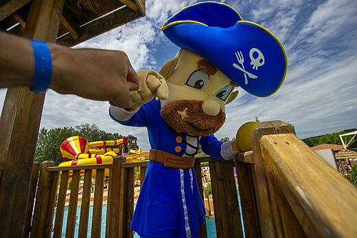 Piratenmascotte begroet een kind op camping CAPFUN Sagittaire in VINSOBRES (26).