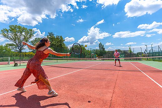 Tennisspelers op het multisportterrein op camping CAPFUN Sagittaire in VINSOBRES (26).
