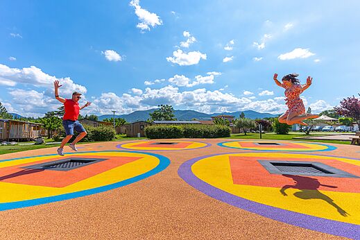 Kleurrijke ingegraven trampolines voor iedereen op camping CAPFUN Sagittaire in VINSOBRES (26).