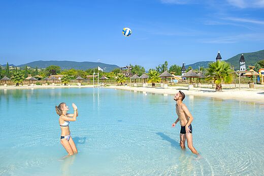 Lagune, zandstrand, volleybal op camping CAPFUN Sagittaire in VINSOBRES.