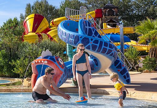 Waterglijbanen, waterspellen en familie in het zwembad op camping CAPFUN Sagittaire in VINSOBRES (26).
