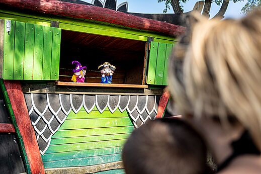 Poppenkastvoorstelling voor kinderen op kleurrijk podium op camping CAPFUN Sagittaire in VINSOBRES (26).
