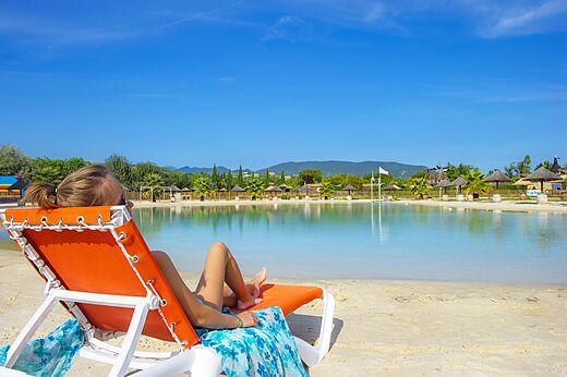 Lagunezwembad met zandstrand op camping CAPFUN Sagittaire in VINSOBRES (26).