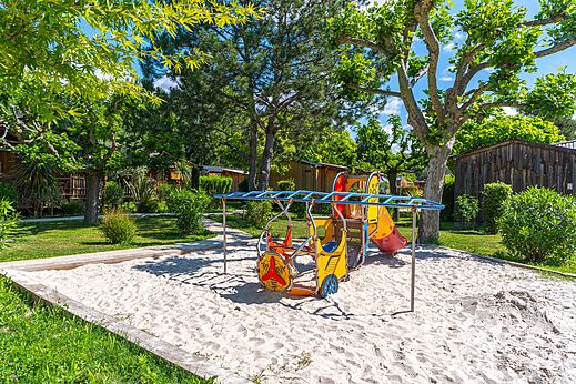 Kleurrijke speeltuin met glijbaan op camping CAPFUN Sagittaire in VINSOBRES (26).