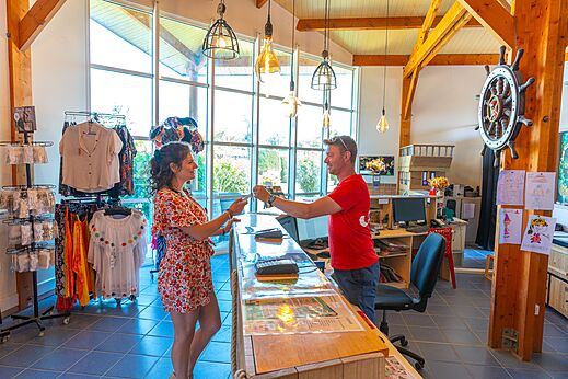 Gast en medewerker bij receptie camping CAPFUN Sagittaire in VINSOBRES (26).