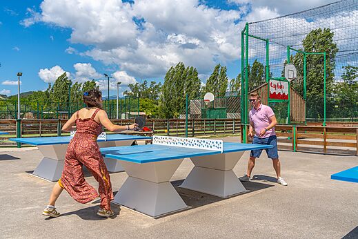 Tafeltenniswedstrijd op multisportterrein op camping CAPFUN Sagittaire in VINSOBRES (26).