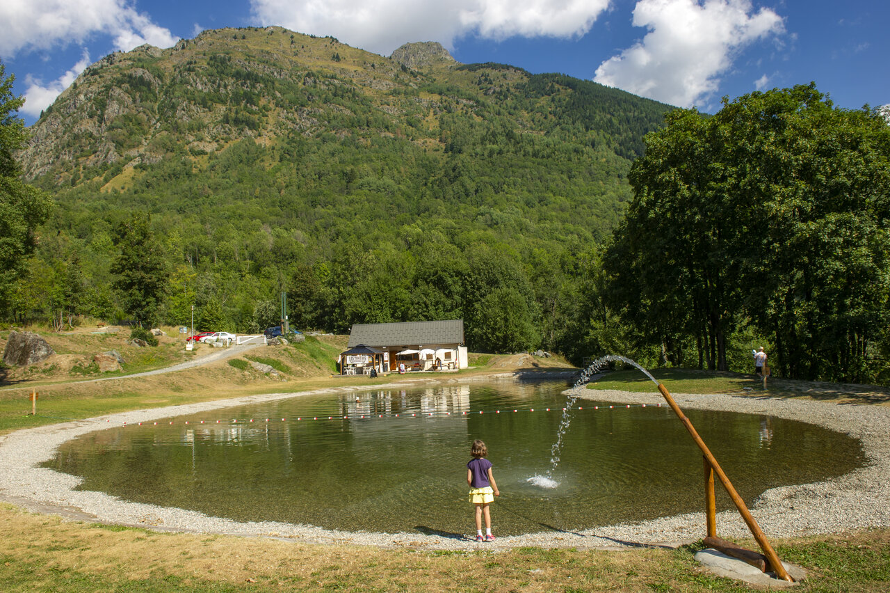 Natuurlijk zwembad, kind, bergen op camping CAPFUN Saint Colomban des Villards.