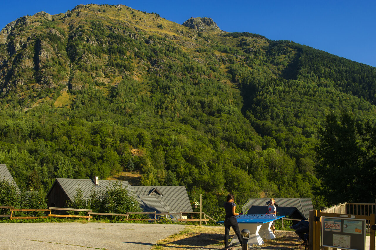 Groene berg, tafeltennistafel en accommodaties op camping CAPFUN Saint Colomban des Villards.