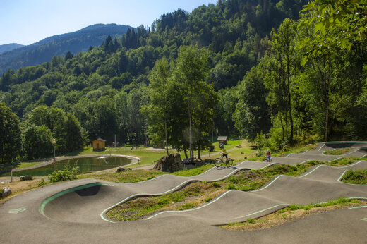 Pump track-baan voor fietsen op camping CAPFUN Saint Colomban in Saint Colomban des Villards.