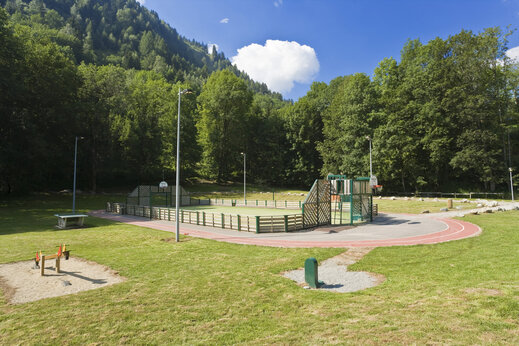 Multisportveld en speeltuin op camping CAPFUN Saint Colomban in Saint Colomban des Villards (73).