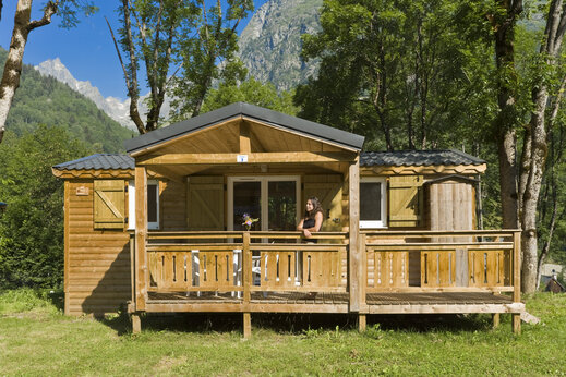 Houten stacaravan met terras op camping CAPFUN Saint Colomban (73).