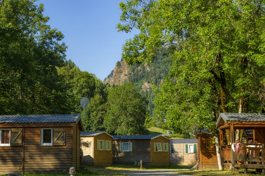 Houten stacaravans, weelderige natuur op camping CAPFUN Saint Colomban des Villards.