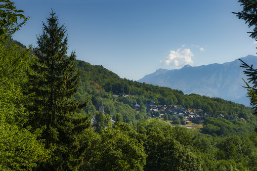 Bergdorp, bossen en blauwe lucht op camping CAPFUN Saint Colomban des Villards.