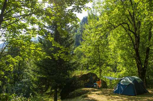 Schaduwrijke kampeerplaats met tent op camping CAPFUN Saint Colomban in Saint Colomban des Villards (73).