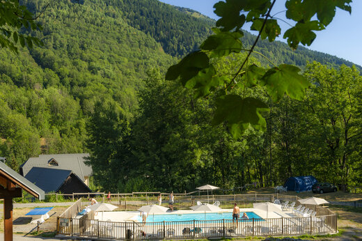 Buitenzwembad, stoelen en parasols op CAPFUN Saint Colomban des Villards (73).