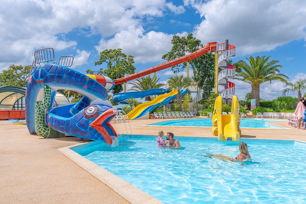 Waterglijbanen, familie buitenzwembad op camping CAPFUN Saint Laurent in LA FORET FOUESNANT.