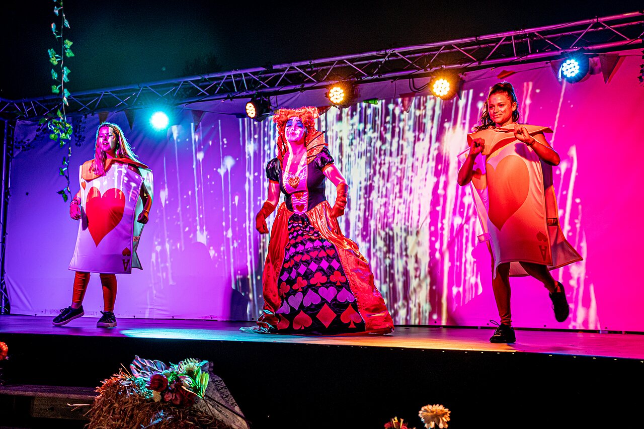 Animatieshow gekostumeerde personages op camping CAPFUN Saint Laurent in LA FORET FOUESNANT (29).