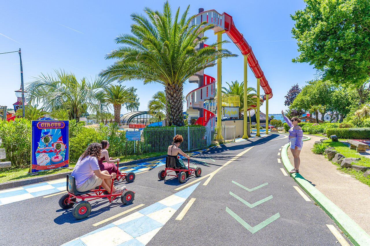 Skelters en waterglijbaan op camping CAPFUN Saint Laurent in LA FORET FOUESNANT (29).