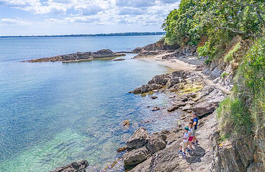 Rotsstrand, kustpad, familie op camping CAPFUN Saint Laurent LA FORET FOUESNANT.