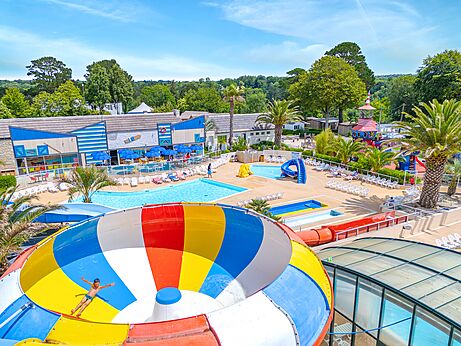 Grote waterglijbaan en buitenzwembaden op camping CAPFUN Saint Laurent in LA FORET FOUESNANT (29).