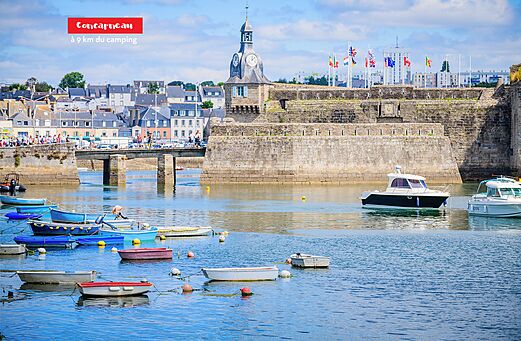 Ommuurde stad Concarneau, haven en boten, te bezoeken nabij de camping.