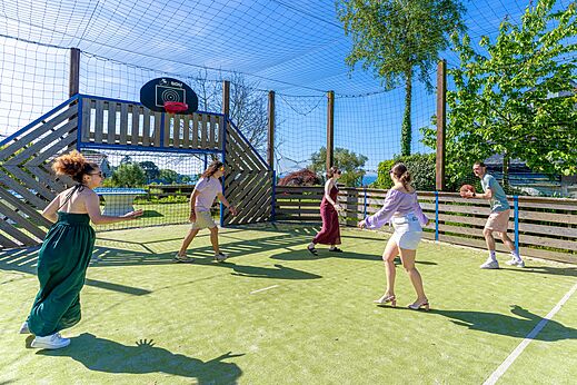 Multisportterrein en basketbal op camping CAPFUN Saint Laurent in LA FORET FOUESNANT.
