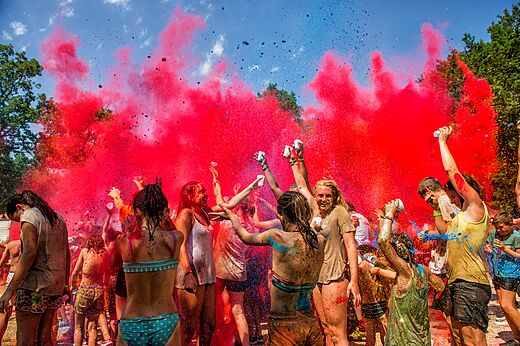 Jongeren genieten van een kleurenfeest met rood poeder op camping CAPFUN Saint Laurent in LA FORET FOUESNANT (29).