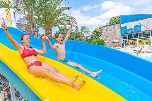 Waterglijbaan en buitenzwembad, camping CAPFUN Saint Laurent, LA FORET FOUESNANT.